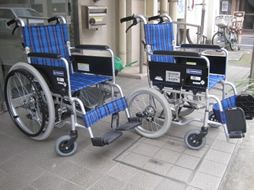 自走用車いす（手前）と介助用車いす（奥）
