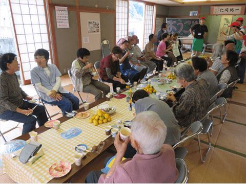 このサロンをきっかけに被災以降久しぶりに再会した方も多くいた。 このサロンをきっかけに被災以降久しぶりに再会した方も多くいた。