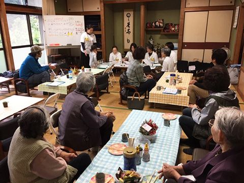 ハンドベルの音色に耳を傾ける。 ハンドベルの音色に耳を傾ける。