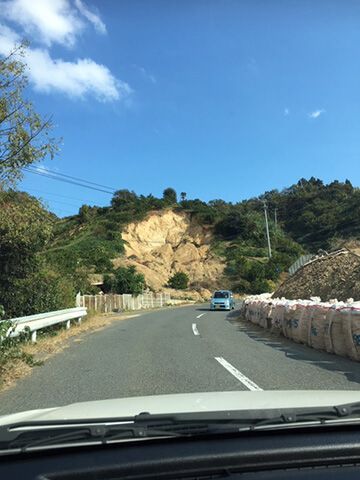 周囲の山々は至るところで、土砂崩れの形跡が見られた。 周囲の山々は至るところで、土砂崩れの形跡が見られた。