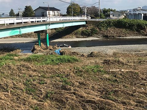 橋を渡っていた車が、決壊により川に落ちてしまった。